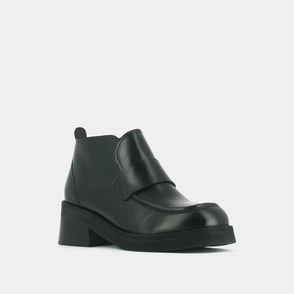 Loafer with tongue and square toe in black leather | ABELINE