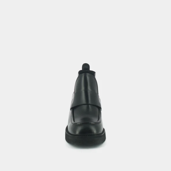 Loafer with tongue and square toe in black leather | ABELINE