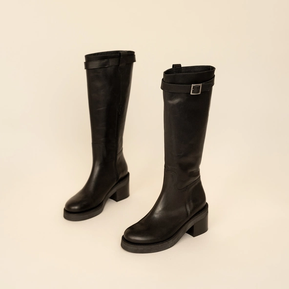 Heeled boots with silver detail in black greased leather | ACIA