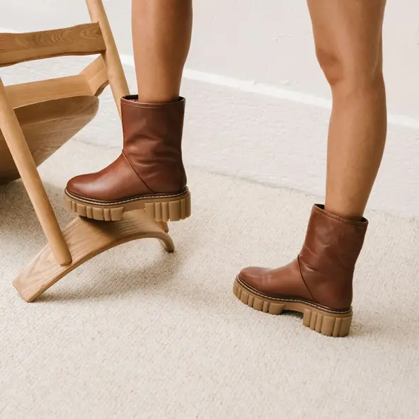 Boots with notched soles in cognac fat leather and camel fur | DONELA