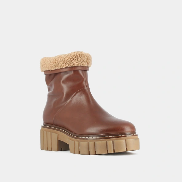 Boots with notched soles in cognac fat leather and camel fur | DONELA