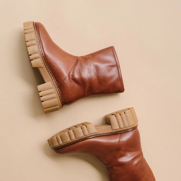 Boots with notched soles in cognac fat leather and camel fur | DONELA