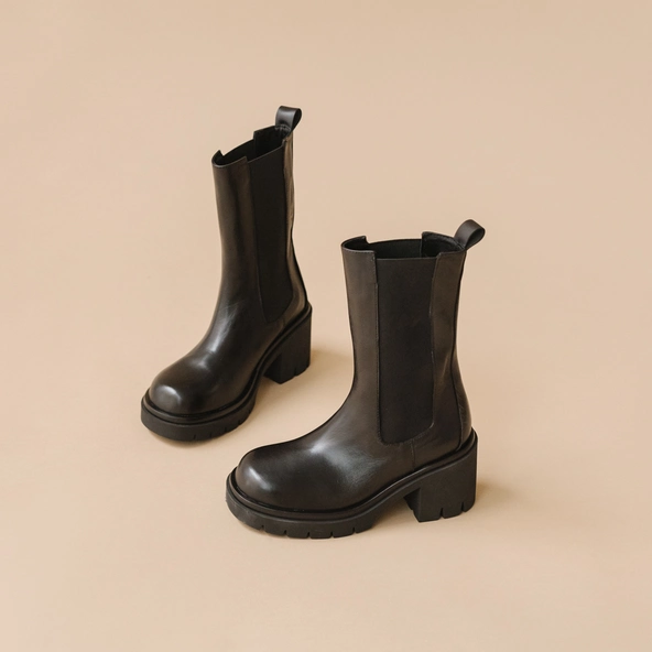 Boots with notched soles and elastic in black leather | REAGAN