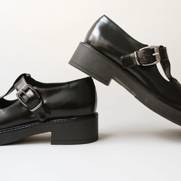 Thick-soled pumps in black shiny leather | DIDINE