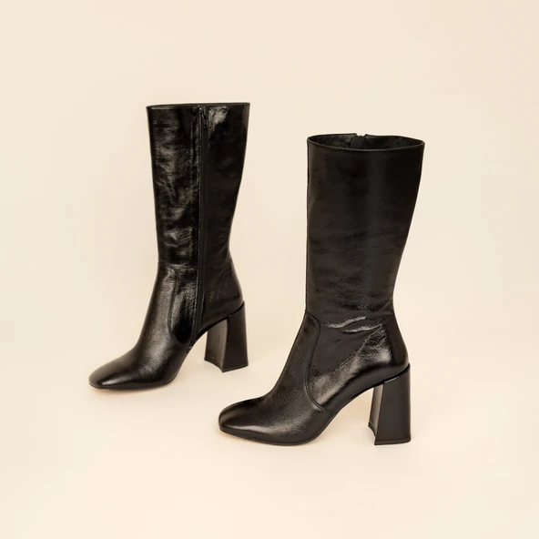 Heeled boots with square toe in black aged leather | VACCA