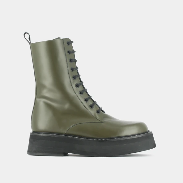 Laced boots with thick sole in shiny khaki leather | DAFFIA