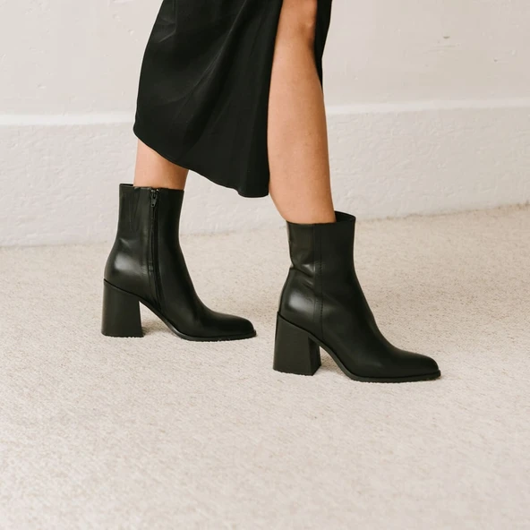 Heeled boots in black leather | DOLOR