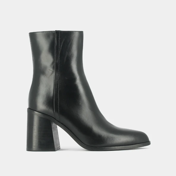 Heeled boots in black leather | DOLOR