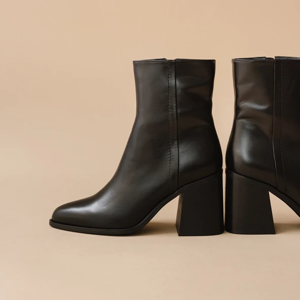 Heeled boots in black leather | DOLOR