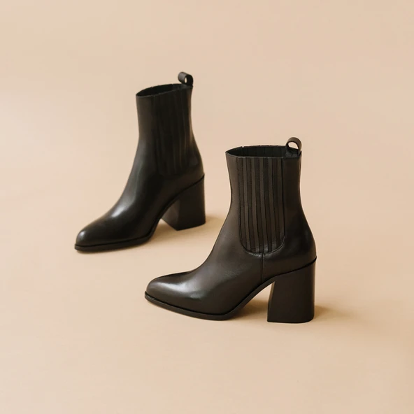 Heeled ankle boots with gathers in black leather | DOLORES