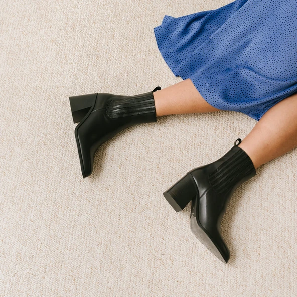 Heeled ankle boots with gathers in black leather | DOLORES