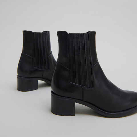 Low boots with elastic band and square heel black