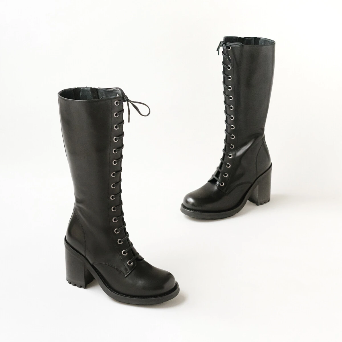 Boots with heels and lacing in black leather | DELLY