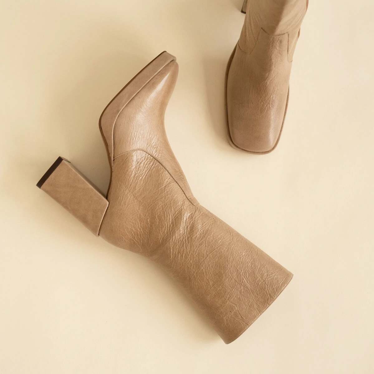 Heeled boots in beige shiny leather | DETH