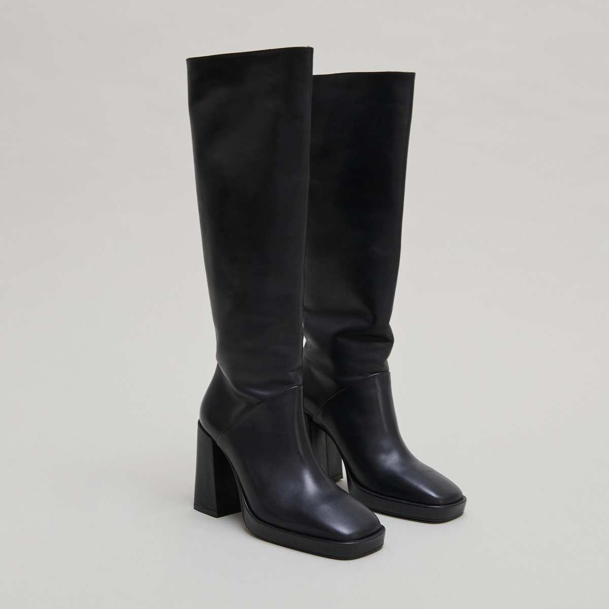 High heel boots with square toe in black leather | DETHLEE