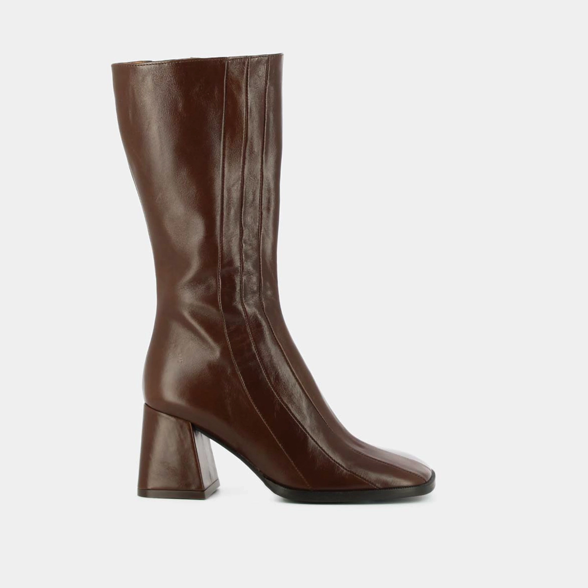 Boots with heels and stitching in brown aged leather | DATCHY