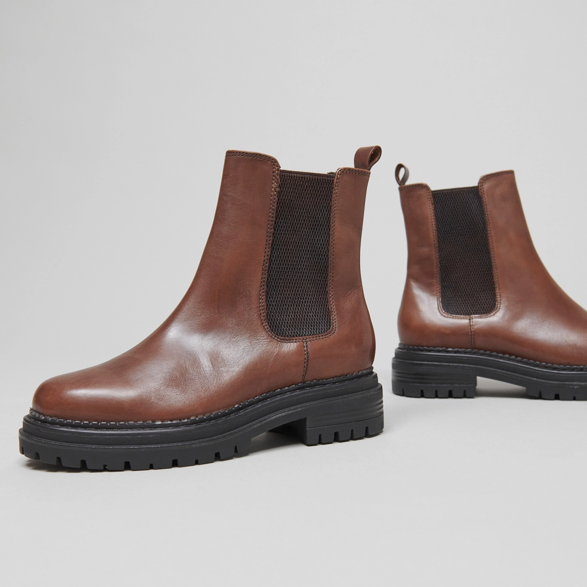 Boots with notched soles and elastic in cognac patinated leather | ADALARD