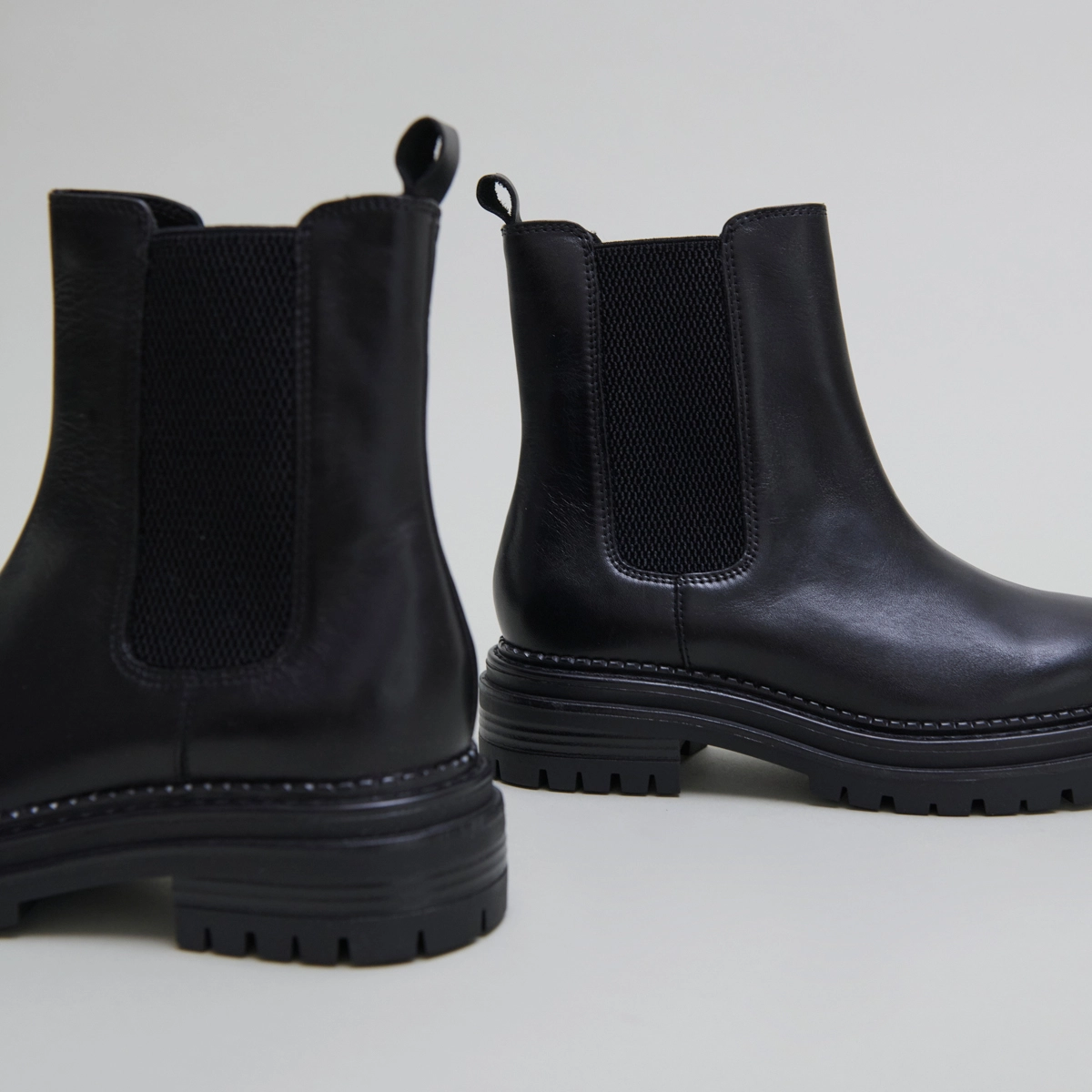 Low boots with notched soles and elastic in black leather | ADALARD