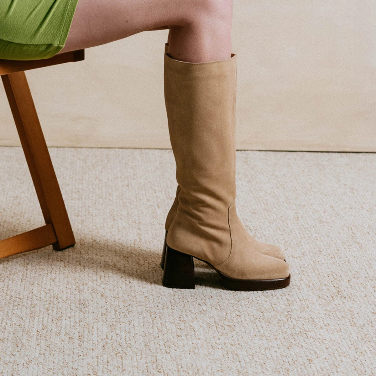 Platform boots in beige suede | BETINA