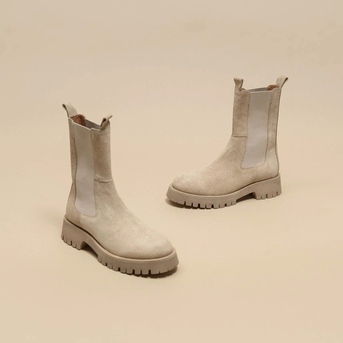Platform boots in beige suede | RIDLE