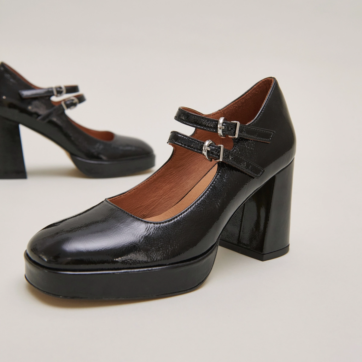 Babies with double straps and platform in black pleated patent | VERITE