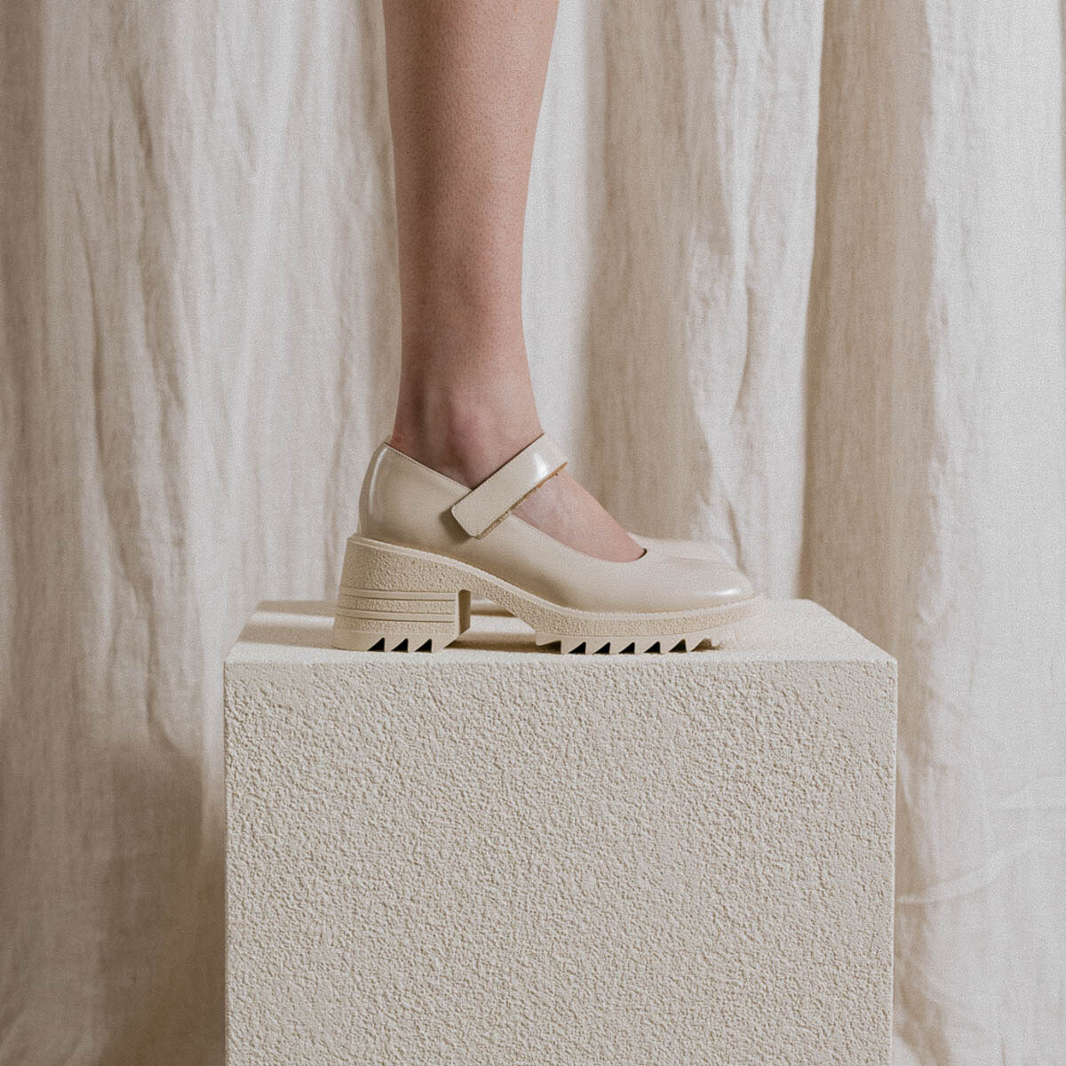Babies with notched soles in glazed ecru leather | DOVY