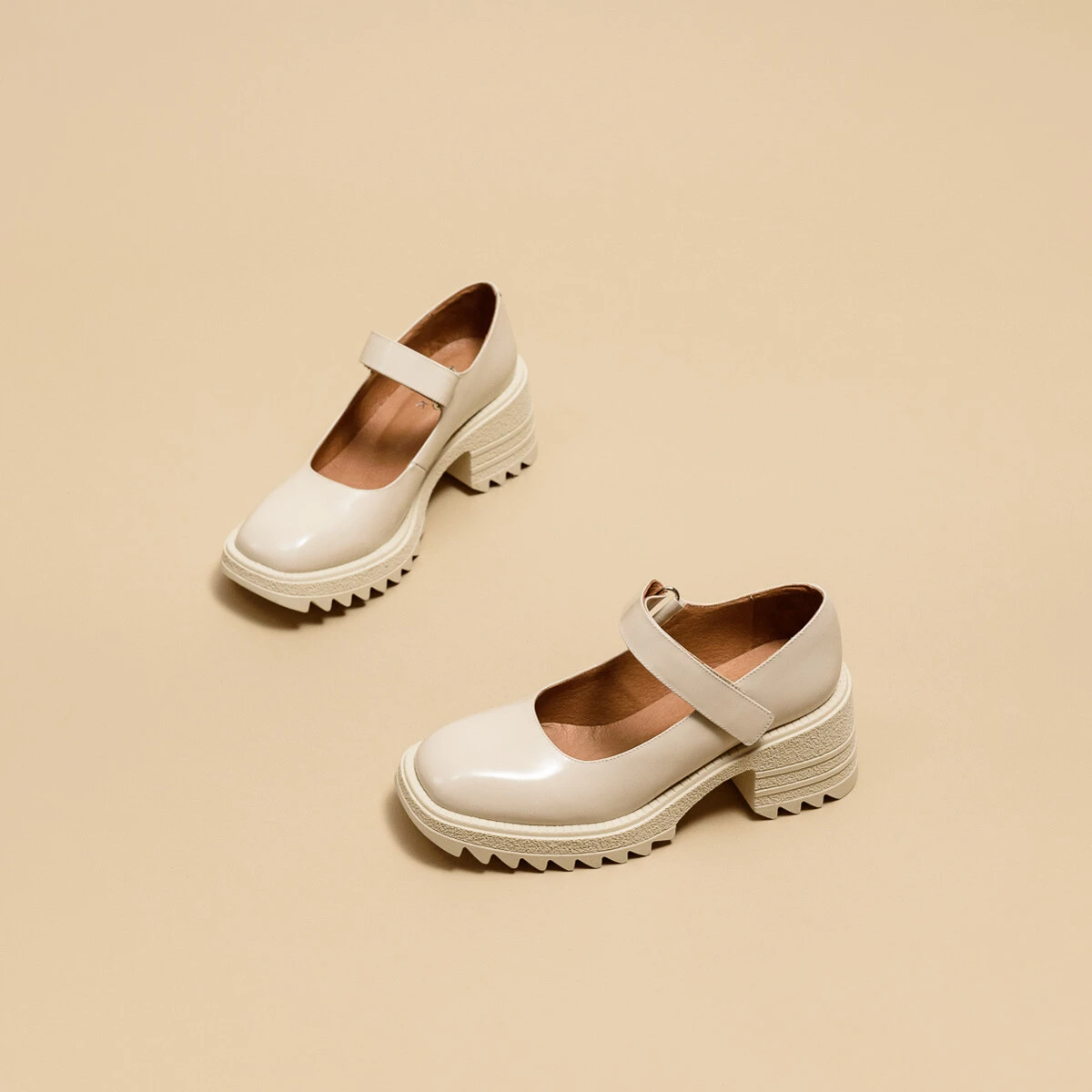 Babies with notched soles in glazed ecru leather | DOVY