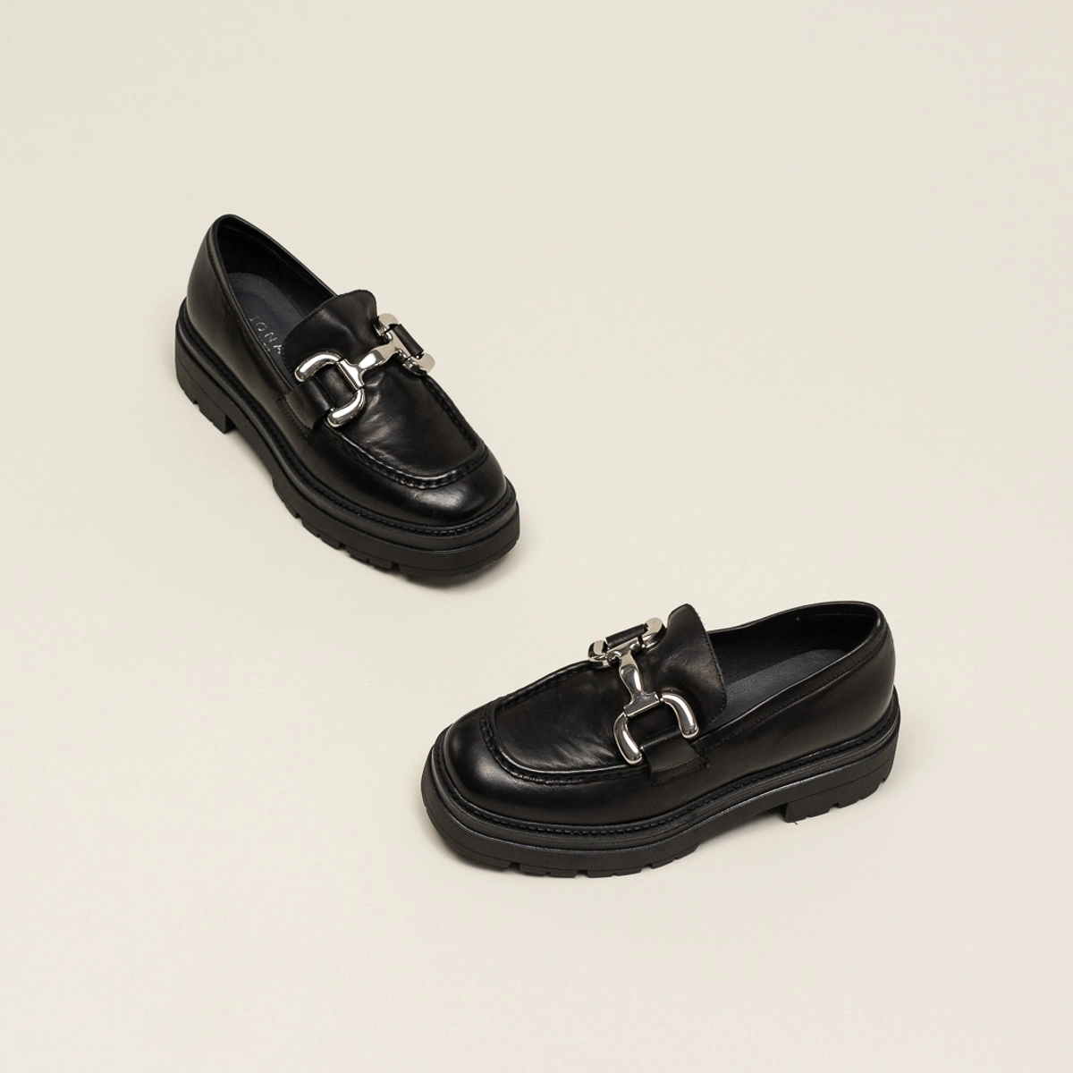 Moccasins with notched soles and silver bits in black leather | PICUSSY