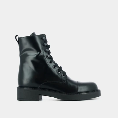 Lace-up boots in black shiny leather | dicker