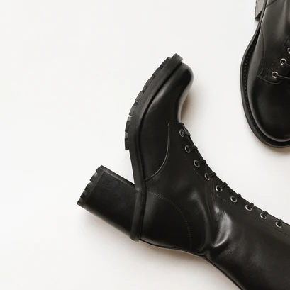 Boots with heels and lacing in black leather | delly