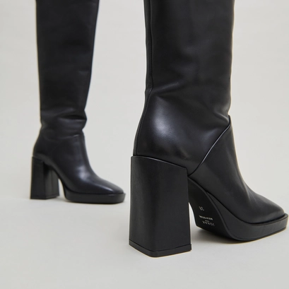 High heel boots with square toe in black leather | dethlee