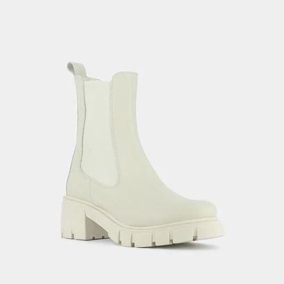 Heeled boots with notched soles in ecru leather | moise