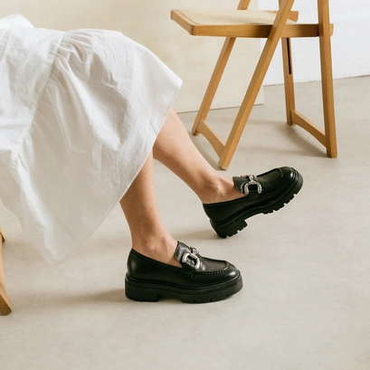 Moccasins with notched soles and silver bits in black leather | picussy