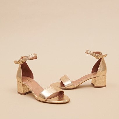 Square heel sandals in gold cracked leather