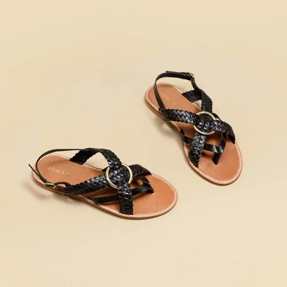 Woven flat sandals in black leather | wood