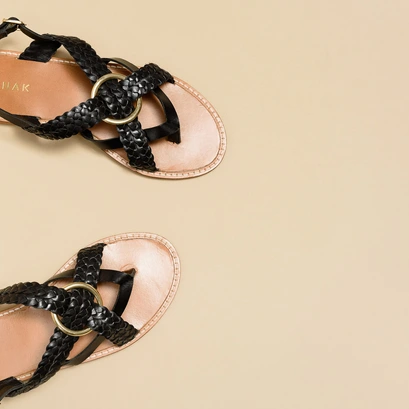 Woven flat sandals in black leather | wood