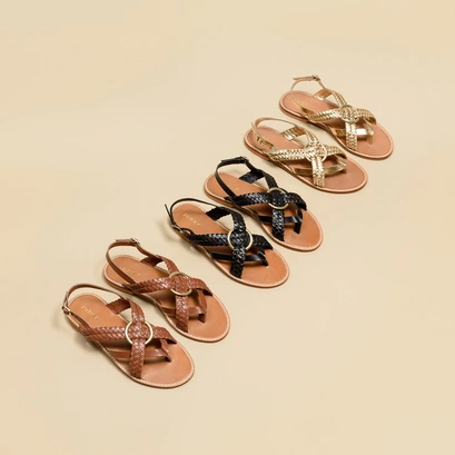 Woven flat sandals in black leather | wood