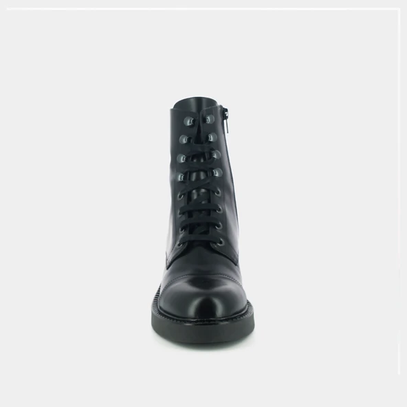 Lace-up boots in black shiny leather | DICKER