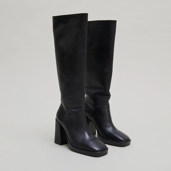 High heel boots with square toe in black leather | DETHLEE
