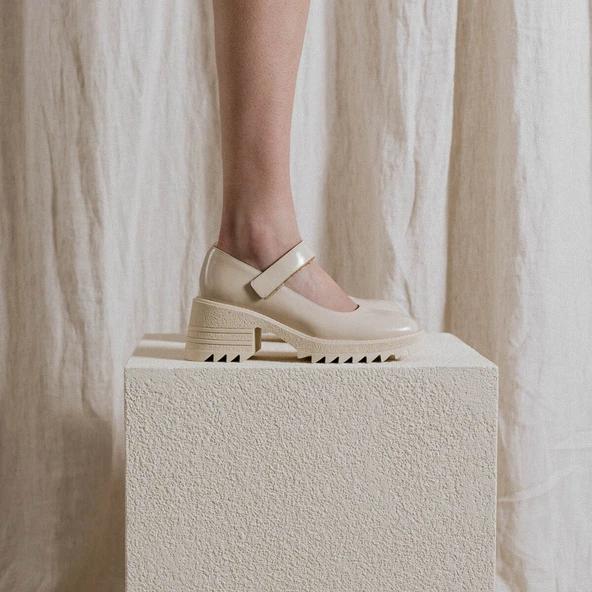 Babies with notched soles in glazed ecru leather | DOVY