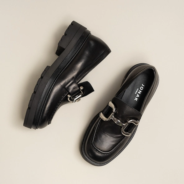 Moccasins with notched soles and silver bits in black leather | PICUSSY