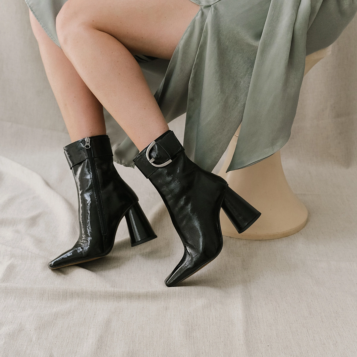 High ankle heel boots with buckles and round toes in black pleated patent leather | BANDOL