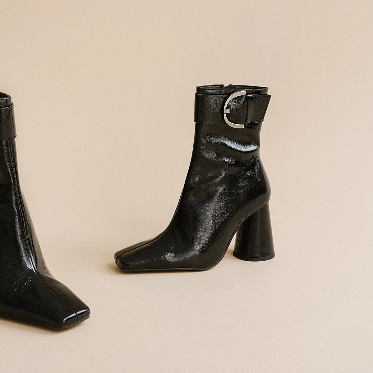 High ankle heel boots with buckles and round toes in black pleated patent leather | BANDOL