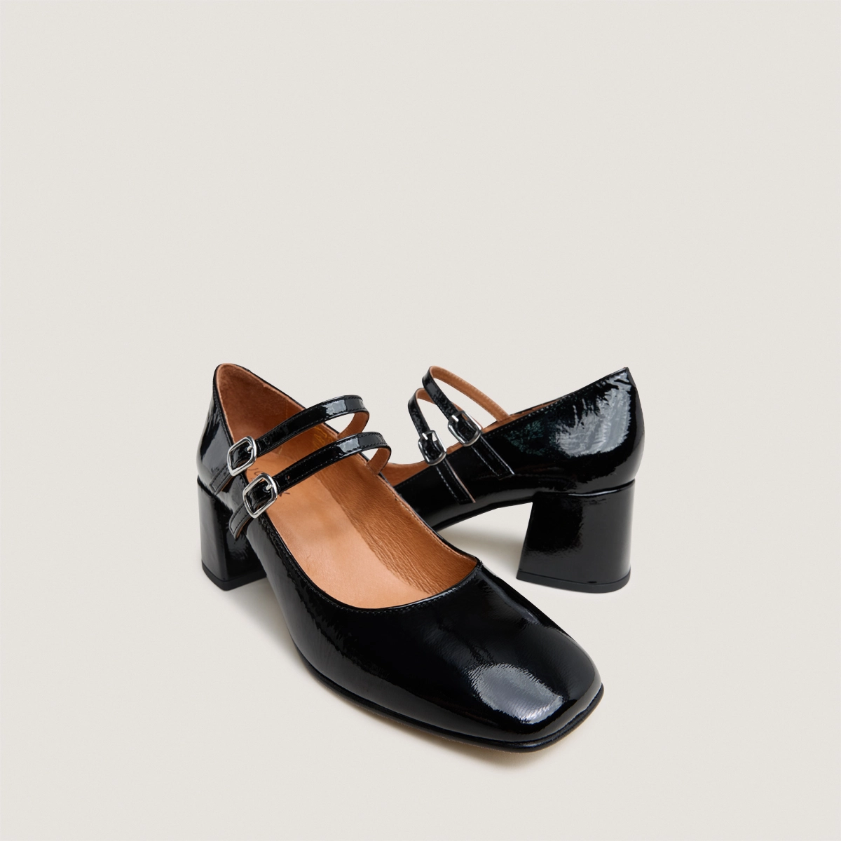 Babies with mid-heels and buckle straps in black pleated patent | ALIENAR