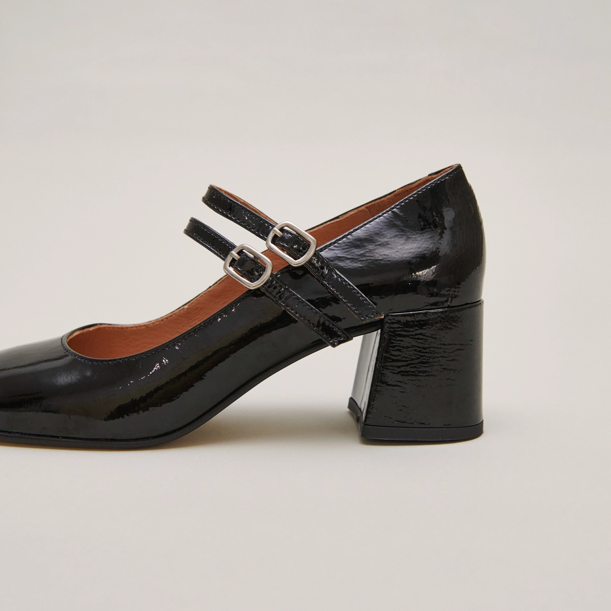 Babies with mid-heels and buckle straps in black pleated patent | ALIENAR