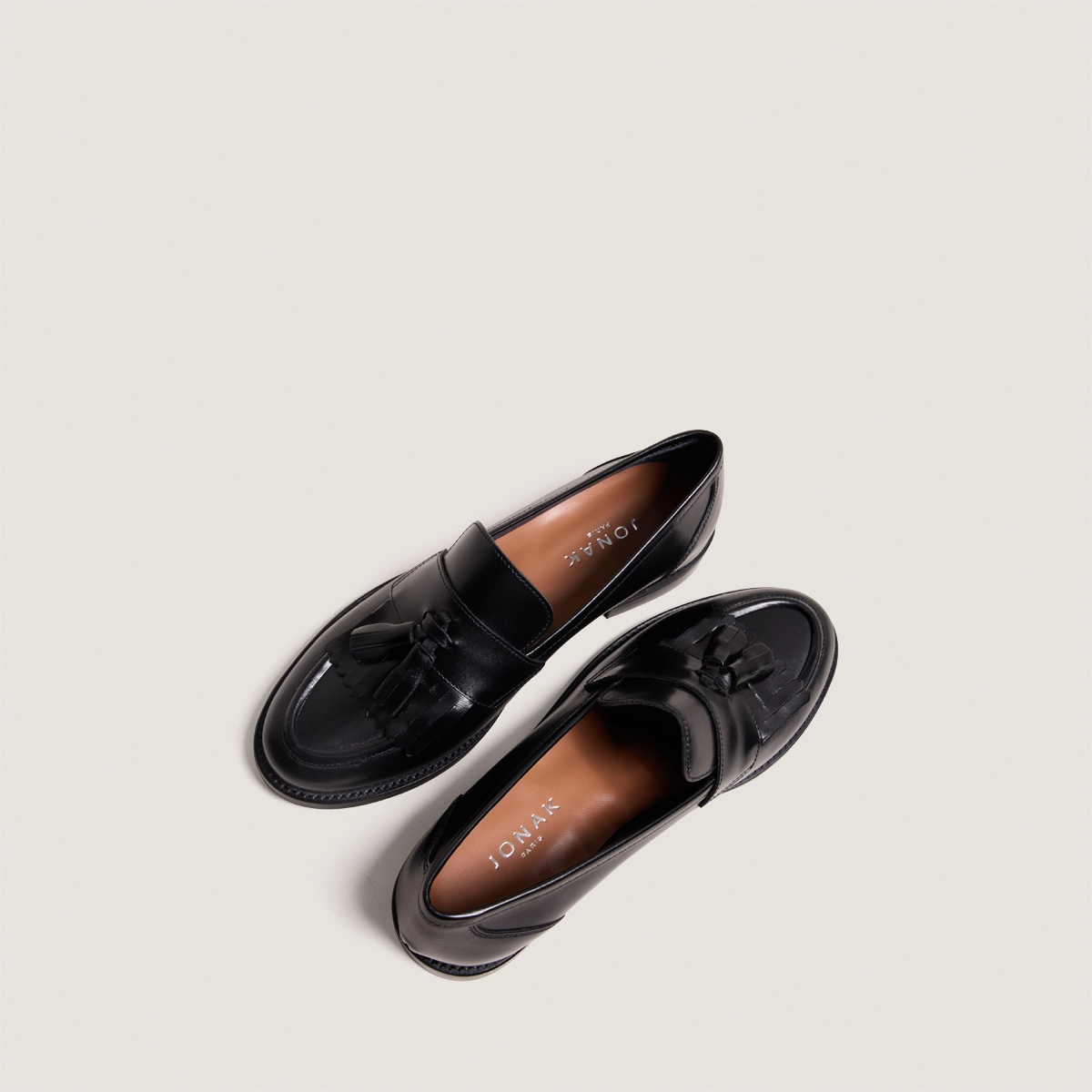 Flat heel loafers with tassels in black leather | DIE
