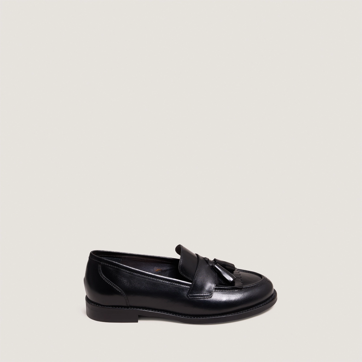 Flat heel loafers with tassels in black leather | DIE