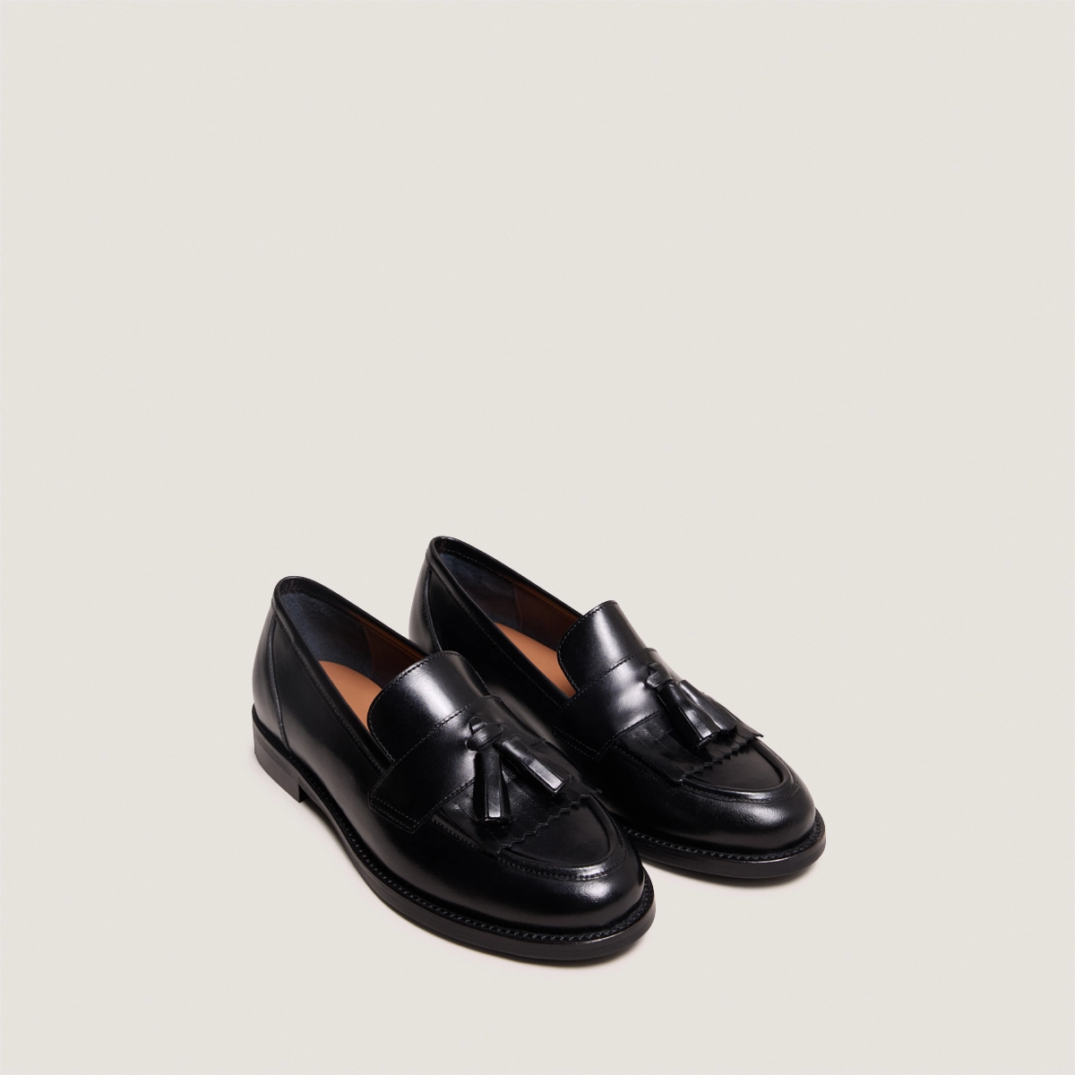 Flat heel loafers with tassels in black leather | DIE