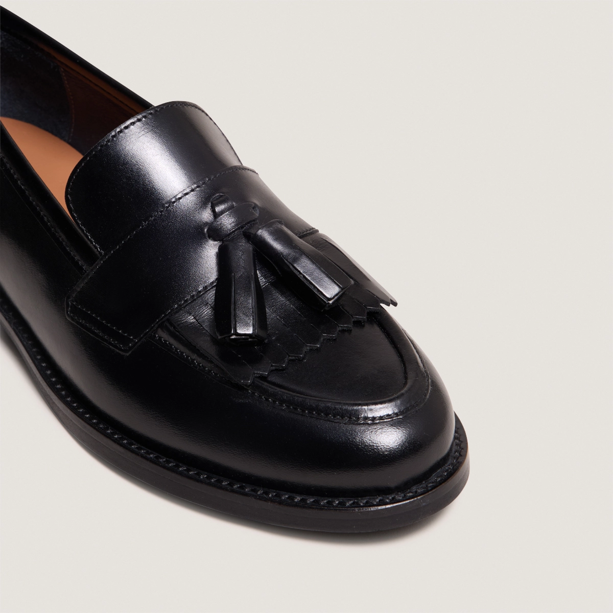 Flat heel loafers with tassels in black leather | DIE