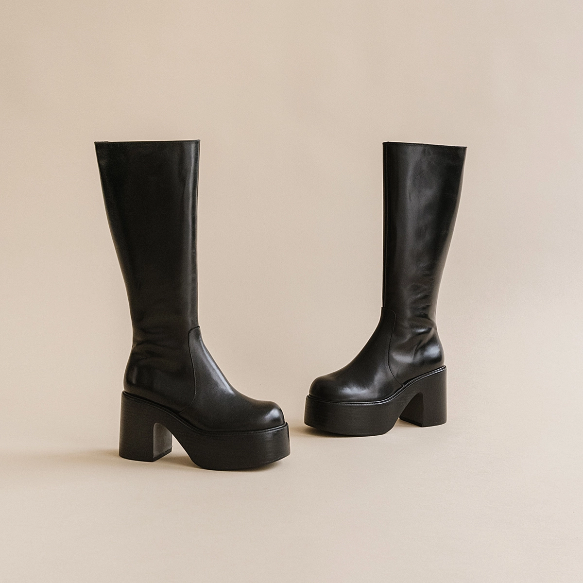 Platform boots with round toes in black leather | BAG